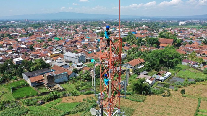Di tengah gempuran COVID-19, XL Axiata mampu melaju dengan membukukan pendapatan 10% secara dari tahun ke tahun (YoY) menjadi Rp 12,13 triliun pada semester pertama tahun 2020. Hal itu berkat kontribusi pendapatan layanan data yang tumbuh 15% YoY, sehingga kontribusi total pendapatan perusahaan menjadi 91%.