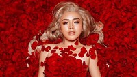 Di sesi foto kali ini, Amanda Manopo melengkapinya dengan sentuhan bunga mawar merah. Foto: Winston Gomez/Instagram Amanda Manopo