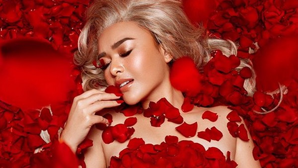 Heboh Amanda Manopo Pose Menggoda Bertabur Mawar Merah