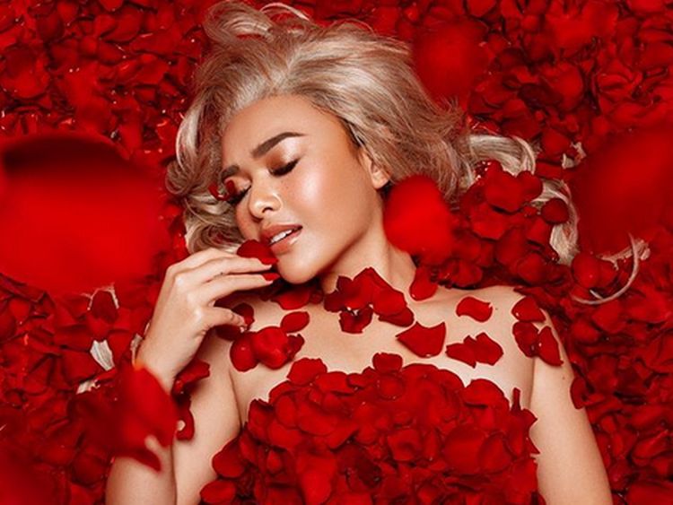Heboh Amanda Manopo Pose Menggoda Bertabur Mawar Merah