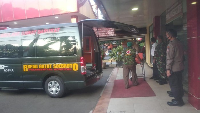 Ambulans yang membawa korban penyerangan Polsek Ciracas (Foto: Jehan/detikcom)