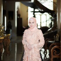 Begini tampilan Angbeen ketika menggunakan hijab. Sudah cocok menjadi calon ibu wakil bupati Karawang belum? Foto: Instagram @angbeenrishi