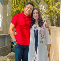 Angbeen Rishi dan Adly Fairuz menikah pada tahun 2020. Setelah sang suami, Adly Fairuz, mencalonkan diri sebagai wakil bupati Karawang, maka Angbeen secara tidak langsung akan menjadi calon ibu wakil bupati Karawang. Foto: Instagram @angbeenrishi