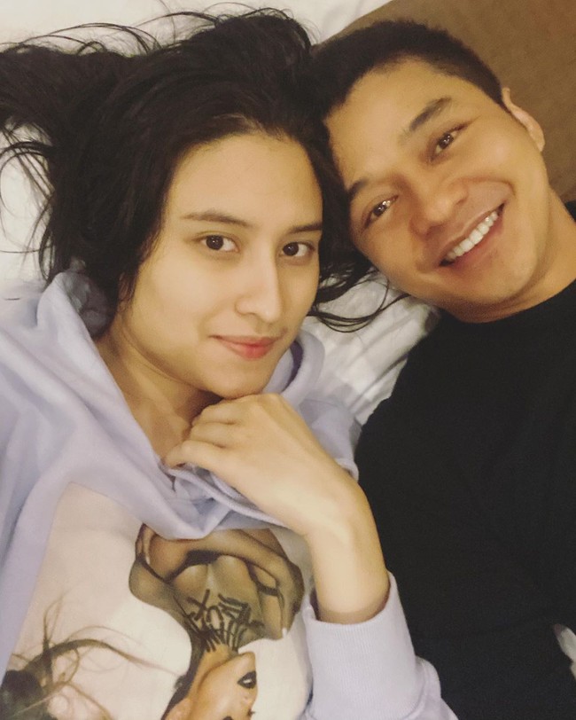 Dalam unggahan-unggahannya di media sosial, pasangan suami isteri ini selalu terlihat kompak dan romantis. Bagaimana menurutmu? Foto: Instagram @angbeenrishi