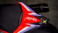 Mengapa Tuono V4 X bisa seringan itu? Serat karbon adalah jawabannya. Motor ini banyak menggunakan komponen ringan tapi kuat itu di banyak tempat. Foto: Aprilia