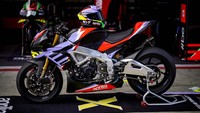 Bicara livery dan grafis, Aprilia menyematkan livery klasik Bol dOr, yang pernah digunakan dalam balapan ketahanan tahun 2006, di Aprilia RSV1000R. Aprilia Tuono V4 X dibanderol mulai € 34.900 atau setara Rp 603,9 juta. Foto: Aprilia