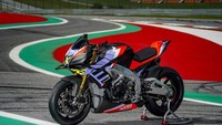 Aprilia Tuono V4 X dibekali mesin 1.077cc dari mesin V4 turunan RSV4 1100, yang bisa menghasilkan tenaga puncak hingga 218 dk (on crank). Dengan tenaga sebesar itu, motor ini hanya memiliki bobot kering sekitar 166 kg. Foto: Aprilia