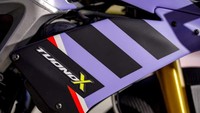 Melengkapi tenaga besar dan bobot yang ringan, Aprilia Tuono V4 X juga dilengkapi sejumlah part pendongkrak performa, seperti knalpot full titanium dari Akrapovic, serta spring air filter, dan sistem elektronik yang disetel untuk balap. Foto: Aprilia