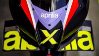 Mulai fairing depan, spakbor, hingga mud guard belakang. Tak hanya itu, komponen tangki pun diklaim terbuat dari bahan yang lebih ringan. Dibandingkan versi street legal-nya, Tuono V4 X lebih ringan 18 kg. Foto: Aprilia
