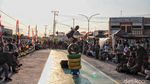 Asyiknya Menikmati Sore Sambil Bermain Skateboard