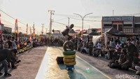 Lapangan itu dibuat dan dihias sendiri dengan uang pribadi para anggota komunitas skateboard.