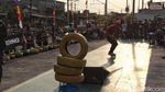 Asyiknya Menikmati Sore Sambil Bermain Skateboard