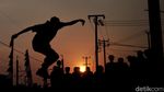 Asyiknya Menikmati Sore Sambil Bermain Skateboard