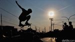 Asyiknya Menikmati Sore Sambil Bermain Skateboard