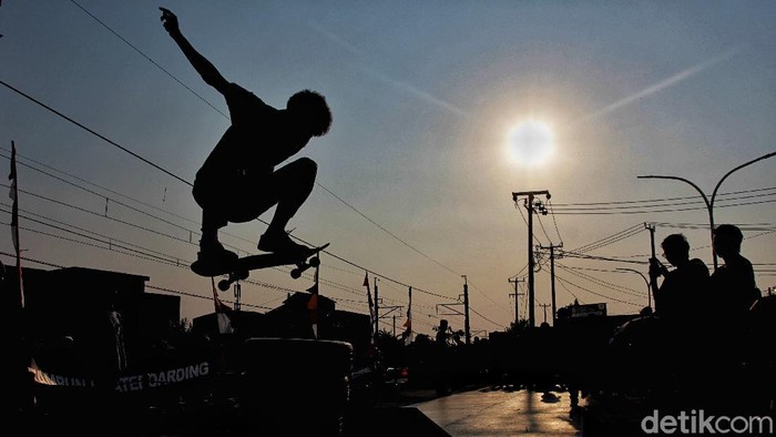 Sejumlah pemain Skateboard bermain di Skate Eternal Park, Tambun Selatan, Bekasi (30/8/2020).