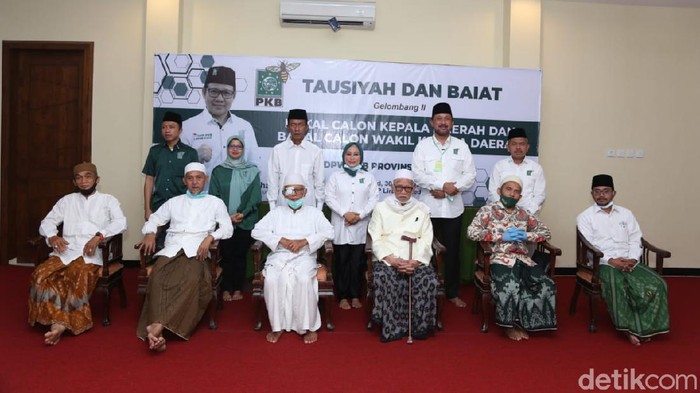 Tiga pasangan bacalon kepala daerah dari PKB di Jatim menerima tausiah dan baiat dari para kiai NU di Ponpes Lirboyo Kediri. Pasangan bacalon ini dari Lamongan, Ponorogo dan Kota Blitar