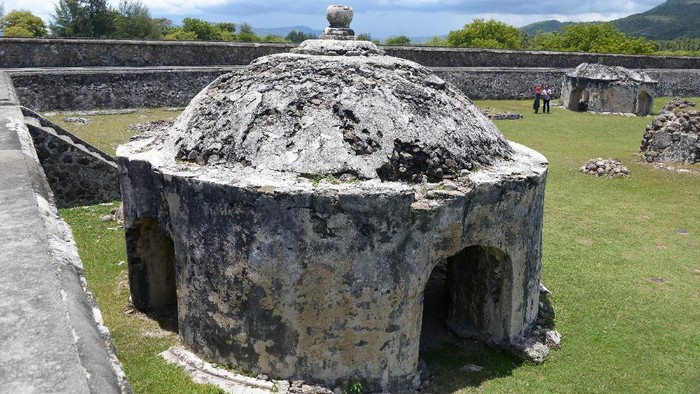 Situs Benteng Indra Patra merupakan salah satu bangunan bersejarah di  Aceh. Kini bangunan yang didirikan tahun 604 Masehi itu tengah menanti untuk diperbaiki.