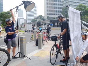 Kena Imbas Corona, Pesepeda Ini Banting Setir Jadi Fotografer Jalanan