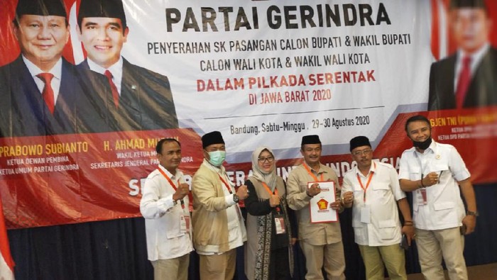 Gerindra serahkan berkas dukungan untuk Nia dan Usman di Pilbup Bandung.