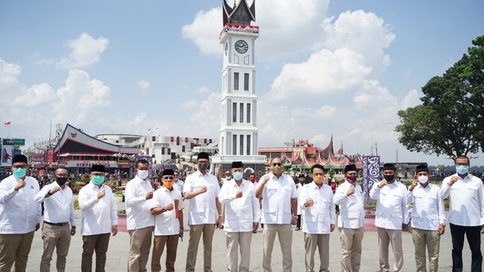 14 Calon Pilkada Gerindra pose di Jam Gadang