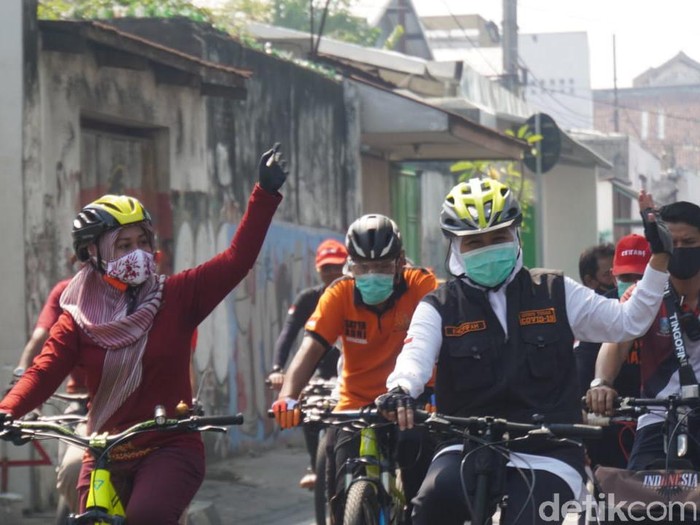 Berbagai cara dilakukan pemerintah untuk mengedukasi masyarakat agar lebih mentaati protokol kesehatan. Salah satunya dengan cara sehat, seperti yang dilakukan Gubernur Jatim Khofifah Indar Parawansa bersama Wali Kota Mojokerto Ika Puspitasari atau Ning Ita.