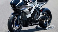 Honda CBR600RR dengan spesifikasi HRC dibuat hanya untuk penggunaan di trek sirkuit. Oleh sebab itu, motor ini sudah mendapatkan penyesuaian, baik dari sistem kelistrikan maupun penambahan part pendongkrak performa. Foto: HRC