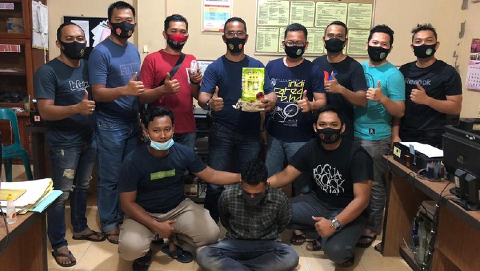 IM 23 tahun, terduduk usai ditangkap karena menjual 1 kg sabu ke polisi yang menyamar (Dok. Polres Langsa)