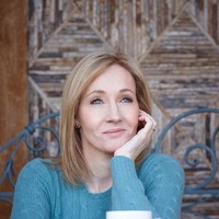 J.K RowlingJ.K Rowling adalah salah satu penulis paling dikenal. Dulu dikagumi karena karyanya, sayangnya belakangan dia banyak dikritik. Penlis Harry Potter itu sejak tahun lalu dianggap tidak mendukung dengan isu LGBTQ. Ia beberapa kali mengirim cuitan bernada transfobia terkait artikel yang menyebut orang yang menstruasi adalah wanita sebenarnya. Foto: Facebook JK Rowling