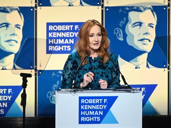 JK Rowling saat menerima penghargaan HAM di New York pada 2019 lalu.