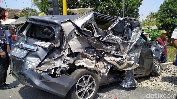 KA Matarmaja Hantam Mobil, Lima Penumpang Terluka
