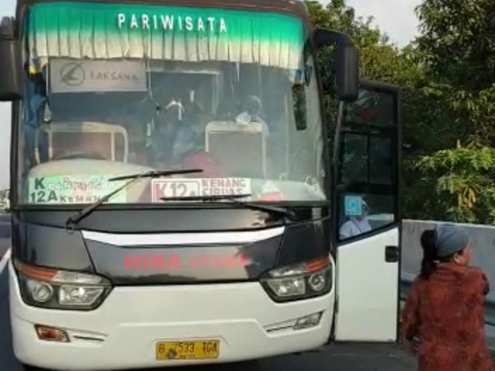 Kaca depan bus pecah usai dilempar pria linglung.