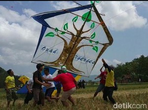 Layangan Raksasa di Pacitan Kampanyekan Cintai Hutan