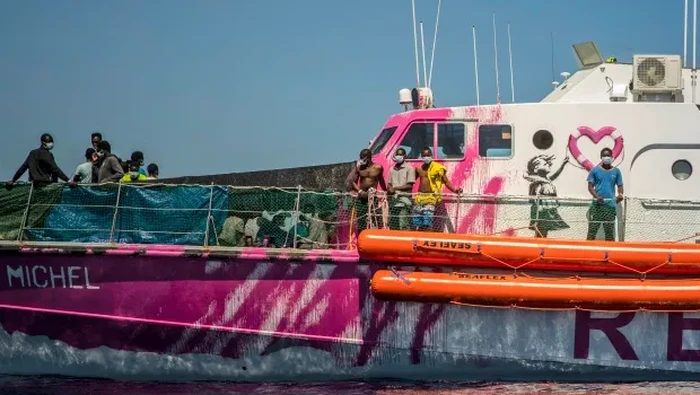Kapal penyelamat migran yang didanai seniman Banksy