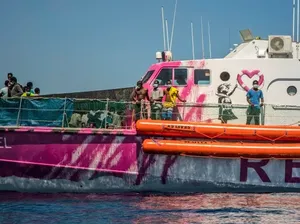 PBB Desak Uni Eropa Selamatkan Migran di Kapal Penyelamat Milik Banksy