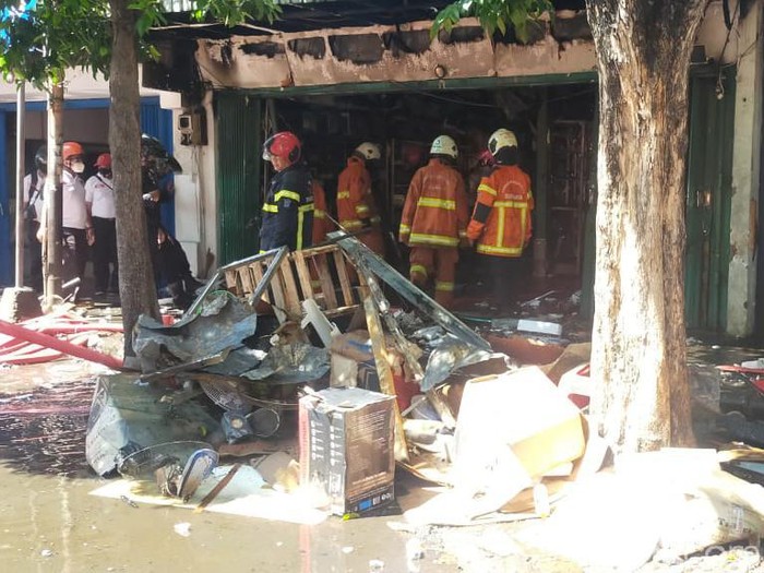 Sebuah toko elektronik di Jalan Kranggan, Bubutan, Surabaya terbakar. Puluhan mobil Damkar dikerahakan.