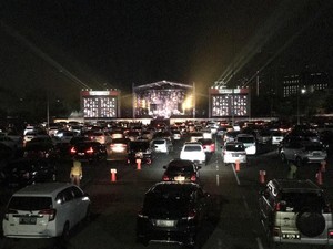 Wajah-wajah Semringah Artis Nonton Konser Drive-in