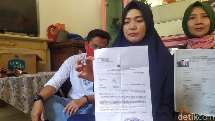 Korban penipuan rumah subsidi bodong tunjukan surat lapoan dan bukti dugaan penipuan