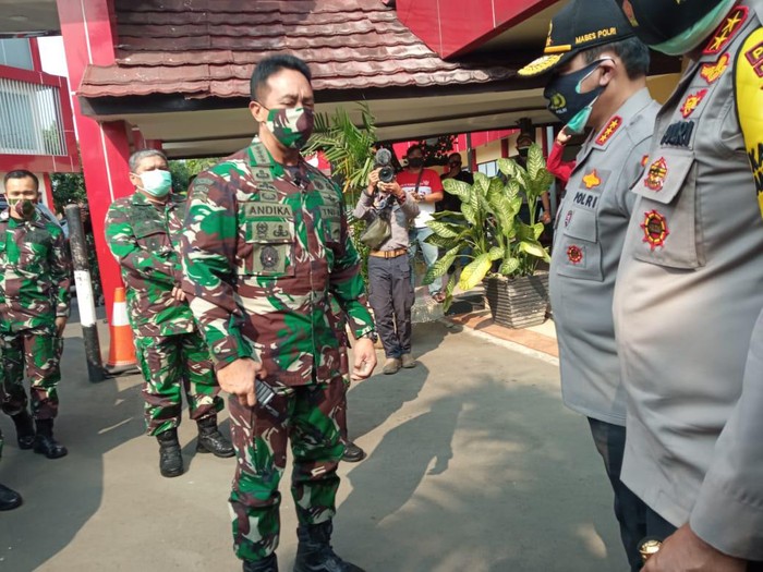 KSAD dan Wakapolri menjenguk korban perusakan Polsek Ciracas