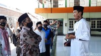 Mahfud membawa sekitar 5 ribu makser yang dibagikan ke santri maupun pengasuh ponpes. Dia menyebut masker yang dibagikan bisa bertahan hingga 20 kali cuci. 