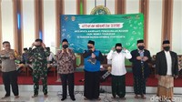 Selain membagikan masker, Mahfud juga turut mengecek beberapa bagian ponpes. Mulai dari asrama santri putra hingga sekolah milik Ponpes Sunan Pandanaran. 