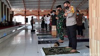 Dalam kunjungan tersebut, Mahfud pun sempat menjadi imam untuk salat zuhur di tengah kunjungannya ke pondok pesantren tersebut.
