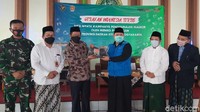 Usai membagikan masker kepada warga di kawasan Malioboro, Menkopolhukam Mahfud Md menyambangi Pondok Pesantren (Ponpes) Pandanaran, Ngaglik, Sleman, Minggu (30/8/2020). 