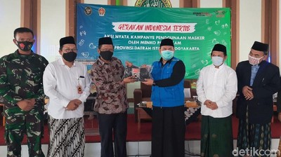Kunjungi Ponpes Sleman, Mahfud Md Bagikan Masker untuk Santri