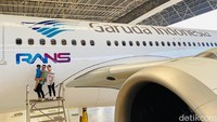 Raffi Ahmad, Nagita Slavina dan Rafathar tidak menyia-nyiakan momen itu untuk berpose. Foto: Logo RANS di Pesawat Garuda (Istimewa/Raffi Ahmad)