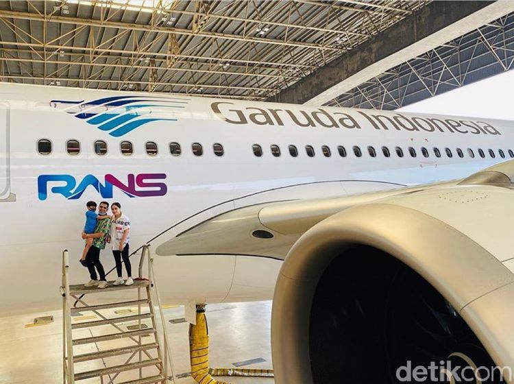 Potret Raffi Ahmad-Nagita Slavina Mejeng di Depan Pesawat dengan Logo RANS