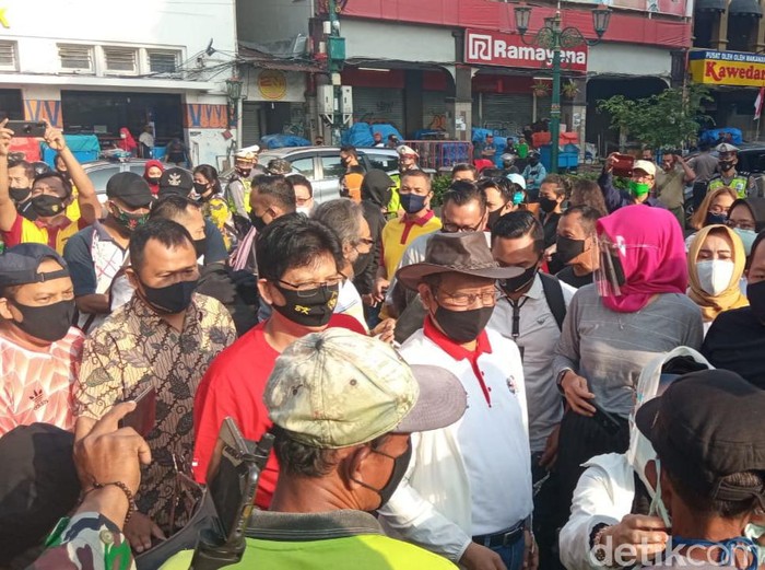 Mahfud MD bagi-bagi masker di Malioboro,Yogyakarta, Minggu (30/8/2020).