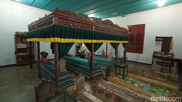 Makam Ratu Kalinyamat di kompleks Masjid Mantingan di Desa Mantingan Kecamatan Tahunan, Jepara, Kamis (27/8/2020).