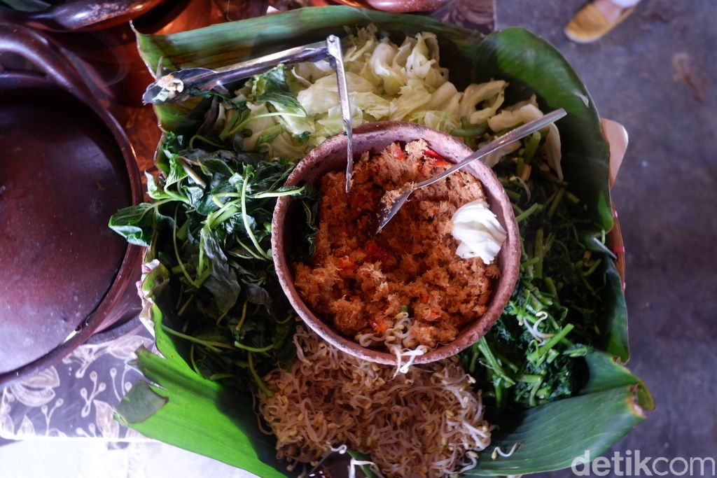 Makan Nasi Urap di Tepian Sawah yang Sejuk