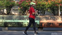Seorang warga tengah berolahraga di Jalan Benyamin Sueb, Kemayoran, Jakarta, Minggu (30/8/2020).