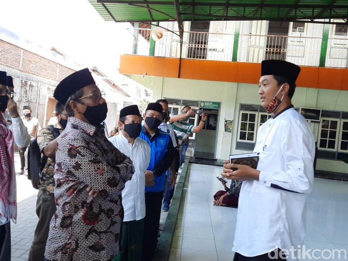 Menkopolhukam Mahfud Md bagi-bagi masker di Pondok Pesantren (Ponpes) Pandanaran, Sleman, Minggu (30/8/2020).